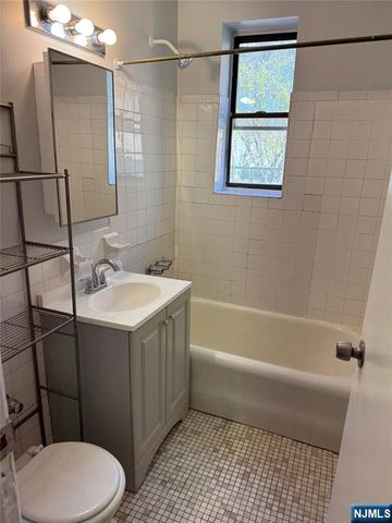 821 Bergen B5, Jersey City, NJ 07306