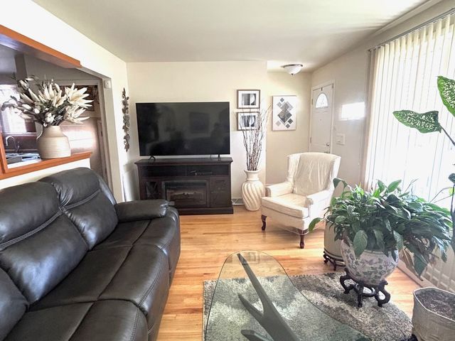 4626 S La Crosse Avenue, Chicago, IL 60638