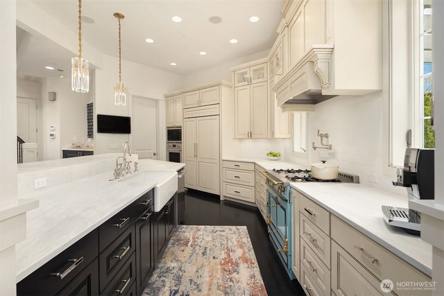 8105 Overlake Drive W, Medina, WA 98039