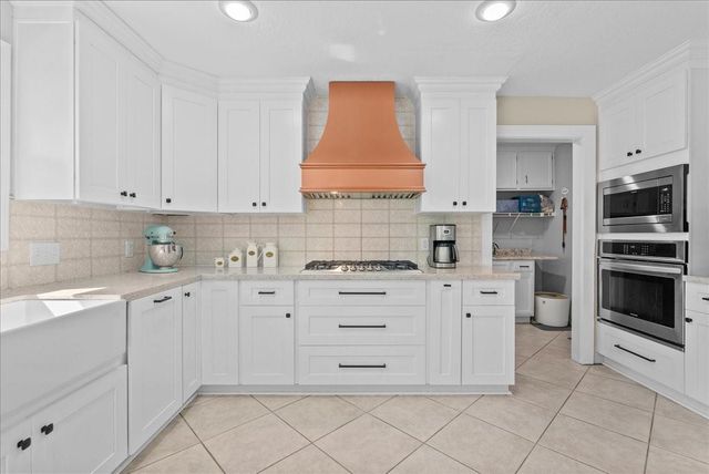15710 Crestbrook Drive, Houston, TX 77059