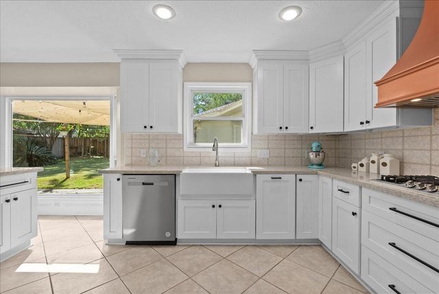 15710 Crestbrook Drive, Houston, TX 77059