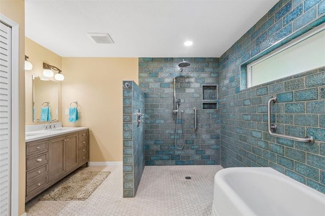 538 OLEANDER WAY S, St Petersburg, FL 33707