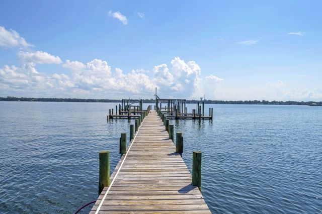 421 Waterway Lane, Fort Walton Beach, FL 32547