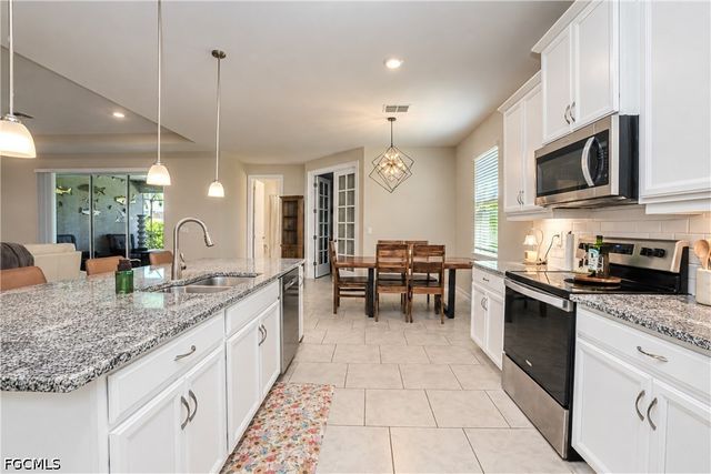 113 SW 33rd PL, Cape Coral, FL 33991