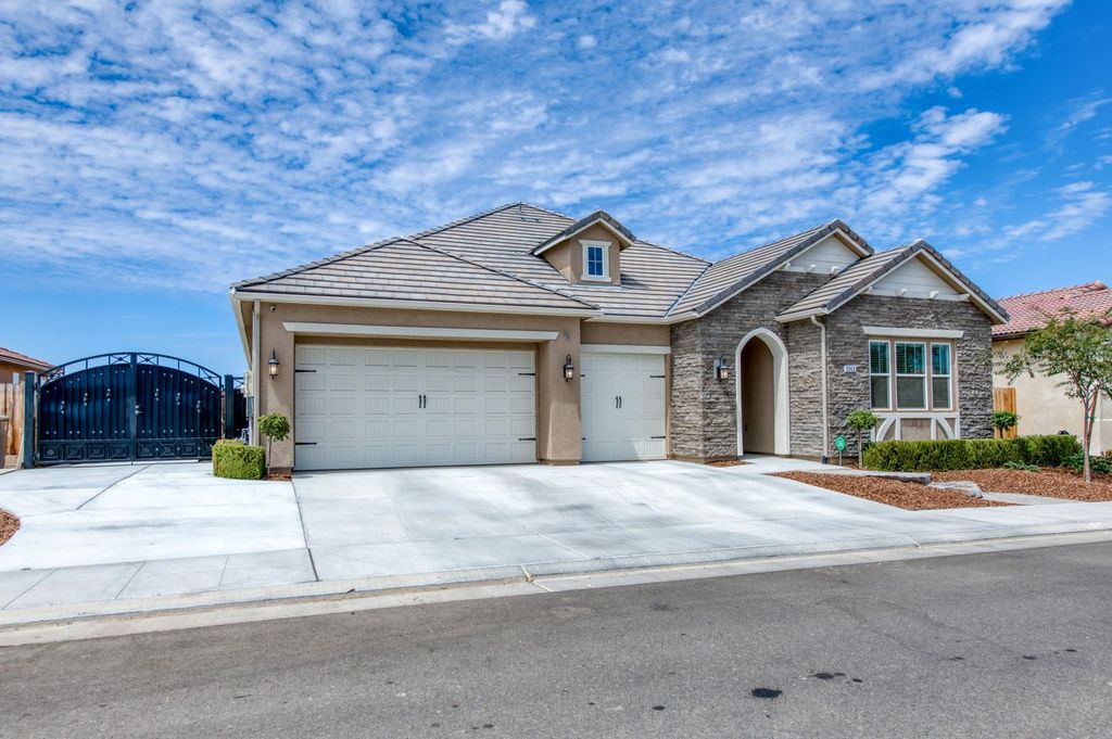 Image 3 of property listing at 3965 Buckingham Avenue, Clovis, CA 93619