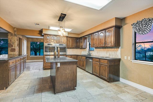 1005 Colorado ST, Smithville, TX 78957