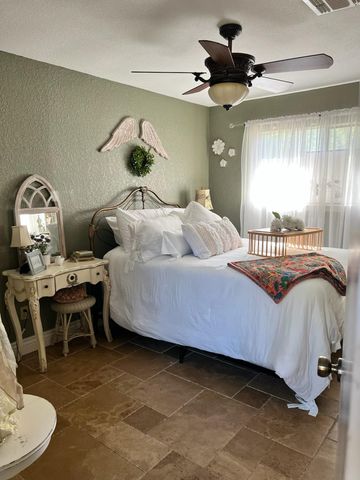 1005 Colorado ST, Smithville, TX 78957