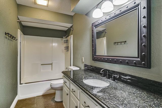 1005 Colorado ST, Smithville, TX 78957