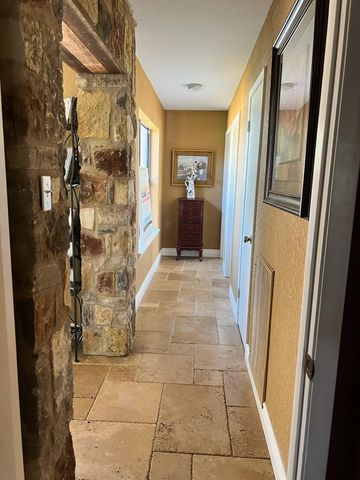 1005 Colorado ST, Smithville, TX 78957