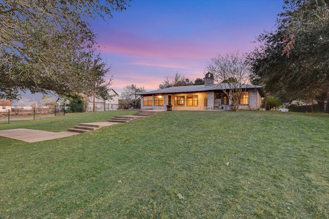 1005 Colorado ST, Smithville, TX 78957