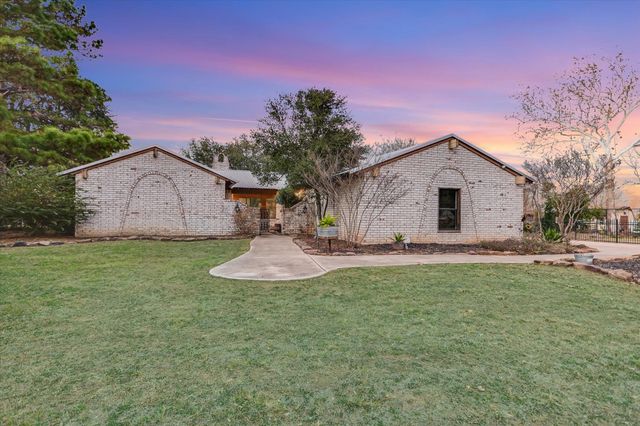 1005 Colorado ST, Smithville, TX 78957