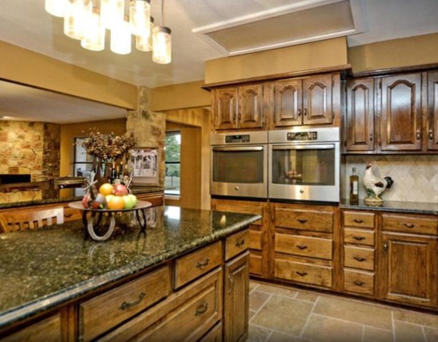 1005 Colorado ST, Smithville, TX 78957