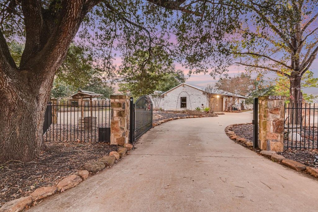 1005 Colorado ST, Smithville, TX 78957