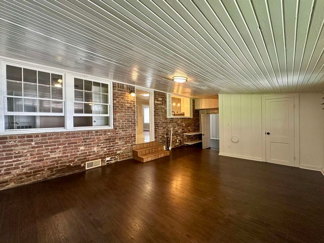 224 MAPLE ST N, Selmer, TN 38375