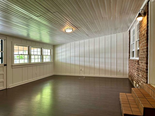 224 MAPLE ST N, Selmer, TN 38375