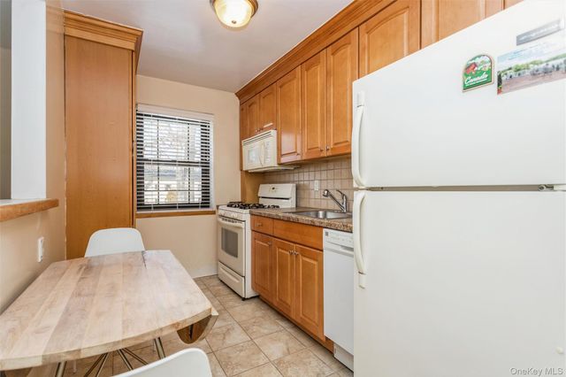 61 Manchester A-21, Eastchester, NY 10709