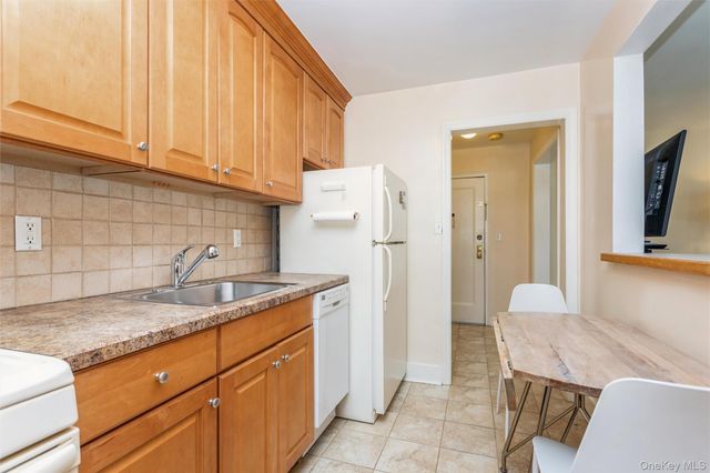 61 Manchester A-21, Eastchester, NY 10709