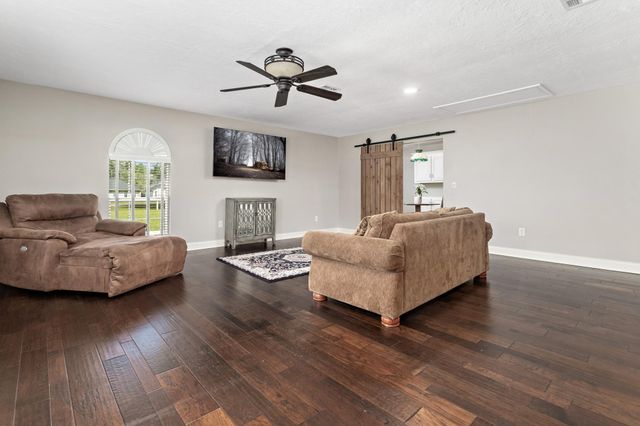 427 Pinemont Drive, Sour Lake, TX 77659