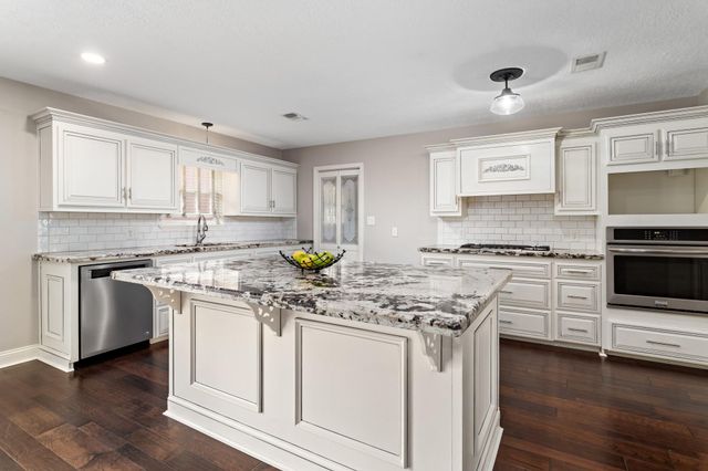 427 Pinemont Drive, Sour Lake, TX 77659