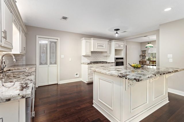 427 Pinemont Drive, Sour Lake, TX 77659