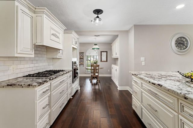 427 Pinemont Drive, Sour Lake, TX 77659