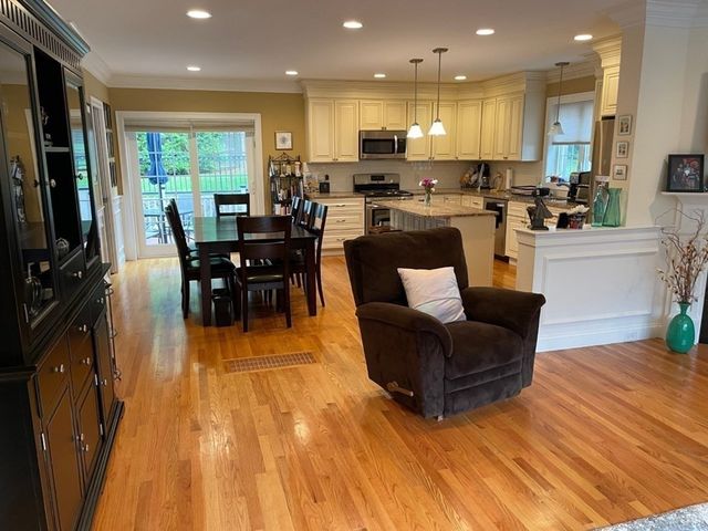 472 Lowell Ave 472, Newton, MA 02460