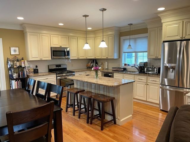 472 Lowell Ave 472, Newton, MA 02460