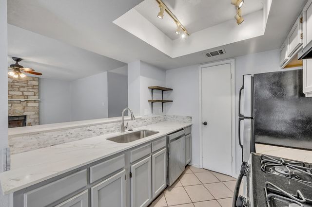 8102 TUSCARORA TRL A, Austin, TX 78729