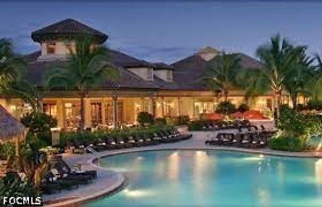 7672 Sussex CT, Naples, FL 34113