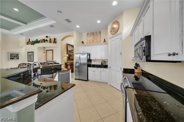 7672 Sussex CT, Naples, FL 34113