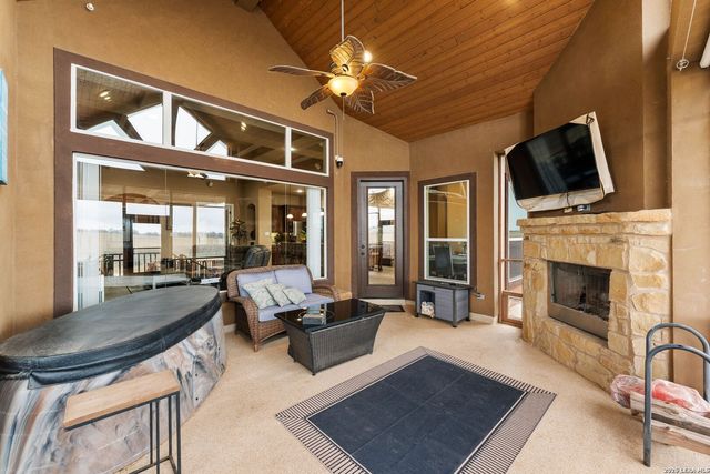 258 Triple R, La Vernia, TX 78121