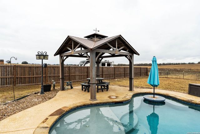 258 Triple R, La Vernia, TX 78121