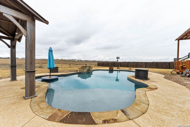 258 Triple R, La Vernia, TX 78121