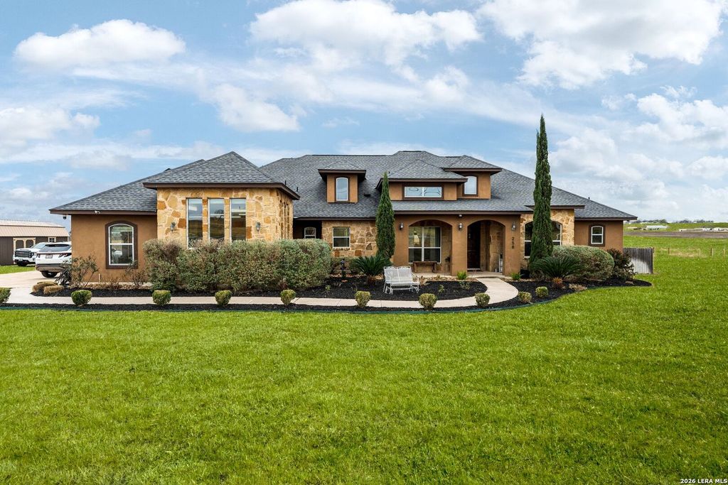 258 Triple R, La Vernia, TX 78121