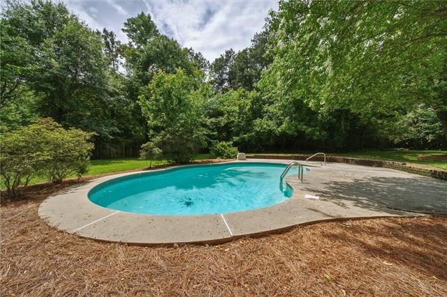 555 Saddle Creek Circle, Roswell, GA 30076