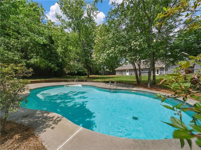 555 Saddle Creek Circle, Roswell, GA 30076