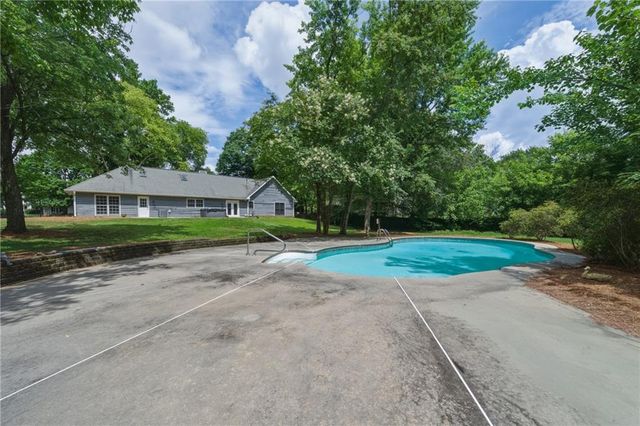555 Saddle Creek Circle, Roswell, GA 30076