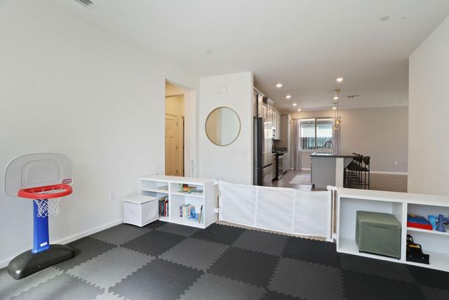 7501 Redwood Ivy Way, Sacramento, CA 95829