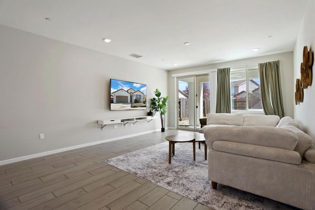 7501 Redwood Ivy Way, Sacramento, CA 95829