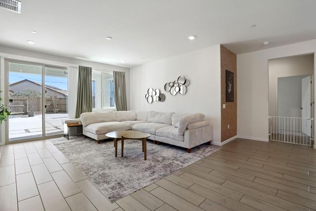 7501 Redwood Ivy Way, Sacramento, CA 95829