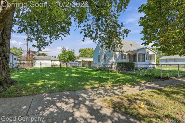 1645 E Evelyn Avenue, Hazel Park, MI 48030
