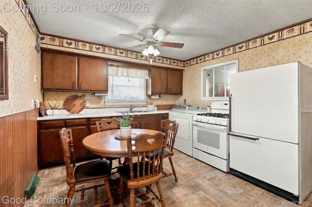 1645 E Evelyn Avenue, Hazel Park, MI 48030