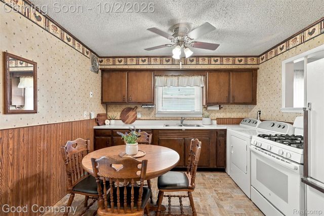 1645 E Evelyn Avenue, Hazel Park, MI 48030