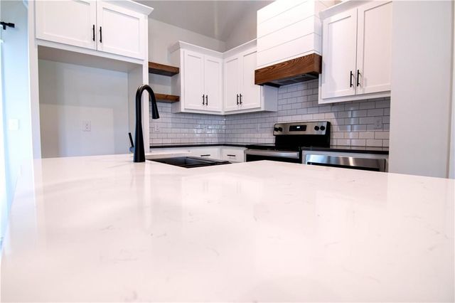 3919 Valley Forge Drive, Blue Springs, MO 64014