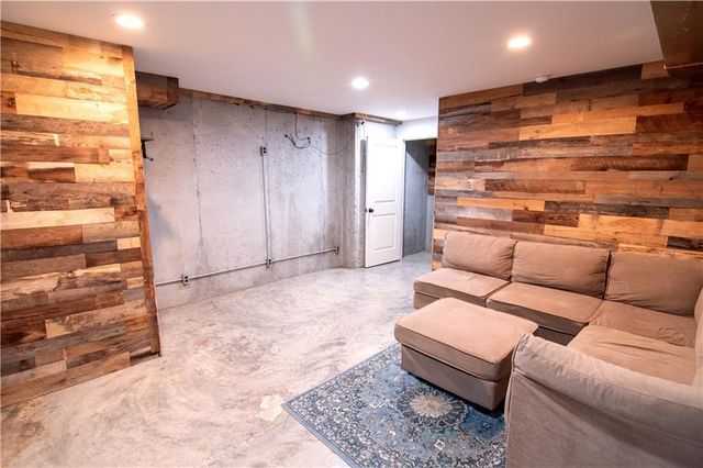 3919 Valley Forge Drive, Blue Springs, MO 64014