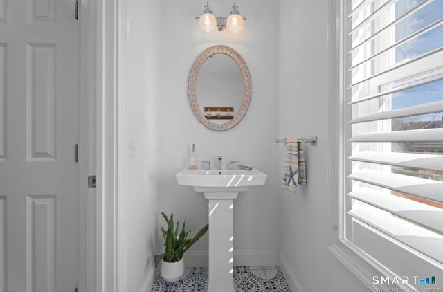 9 4th Avenue, Branford, CT 06405