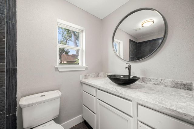 4902 Moody Reef Drive, Bacliff, TX 77518