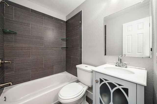 4902 Moody Reef Drive, Bacliff, TX 77518