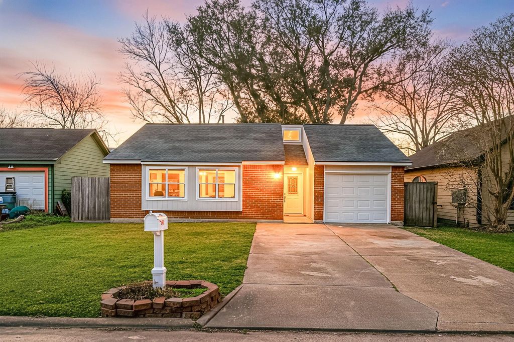 4902 Moody Reef Drive, Bacliff, TX 77518