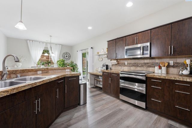 497 Charbonnueau Dr, Richland, WA 99352